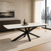Mesa Turín Neo Statuario con tapa de piedra blanca veteada y base de hierro negra en forma de estrella.