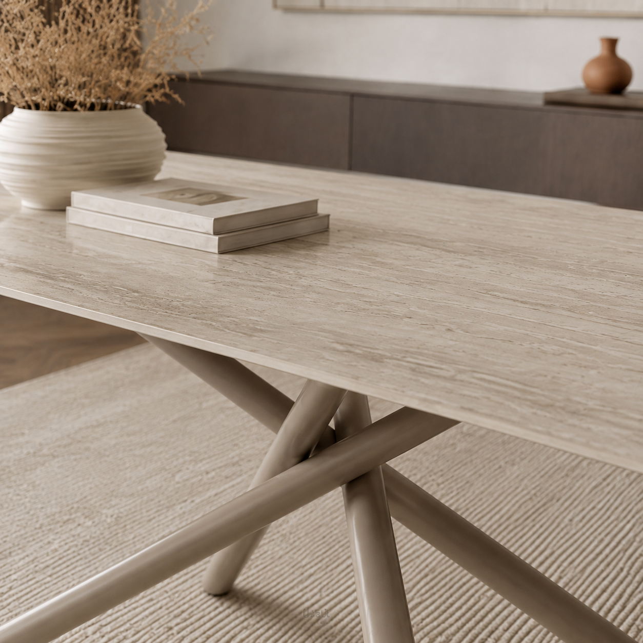 Primer plano de la tapa de Neolith estilo travertino y detalle de la unión con la base de hierro de la Mesa Moon.