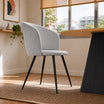 Silla Jade en pana gris claro con base negra y detalle de rombos, vista en perspectiva en un ambiente luminoso.
