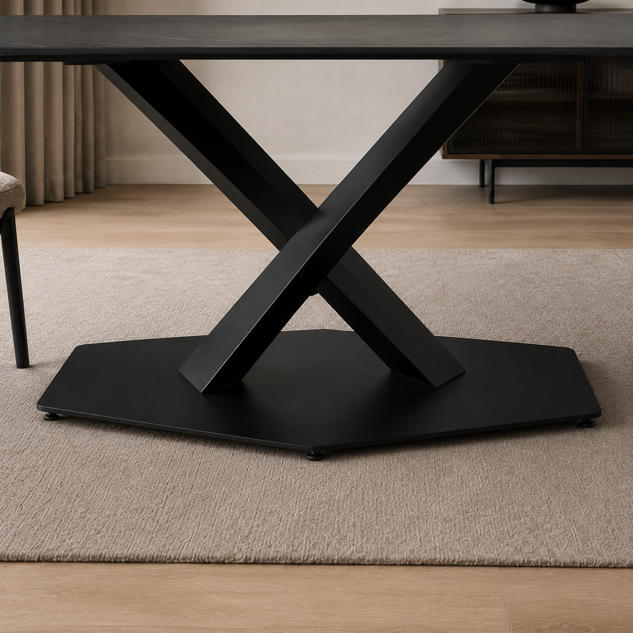 Primer plano de la base metálica negra en forma de X y el apoyo hexagonal de la mesa Cross Black Marquina.