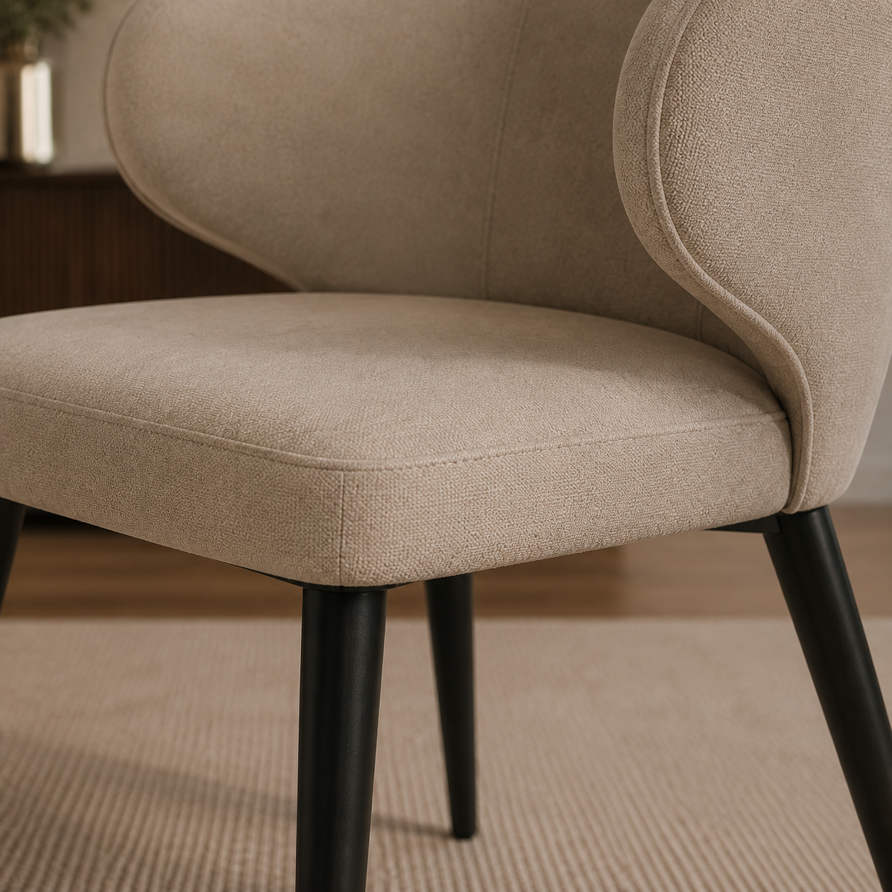 Primer plano del asiento y el interior del respaldo de la silla Vita, mostrando el acabado del tapizado en chenille taupe.