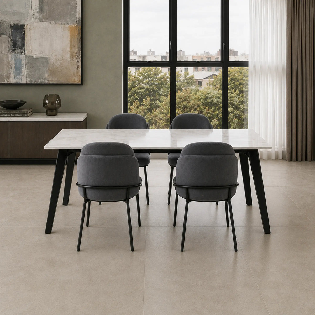 Cuatro sillas Katia gris oscuro dispuestas alrededor de una mesa de comedor con tapa de mármol blanco.