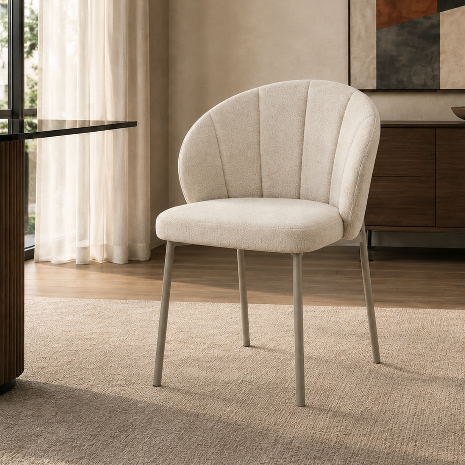 Silla Dublin tapizada en chenille gris con costuras verticales y patas color capuccino en vista frontal.