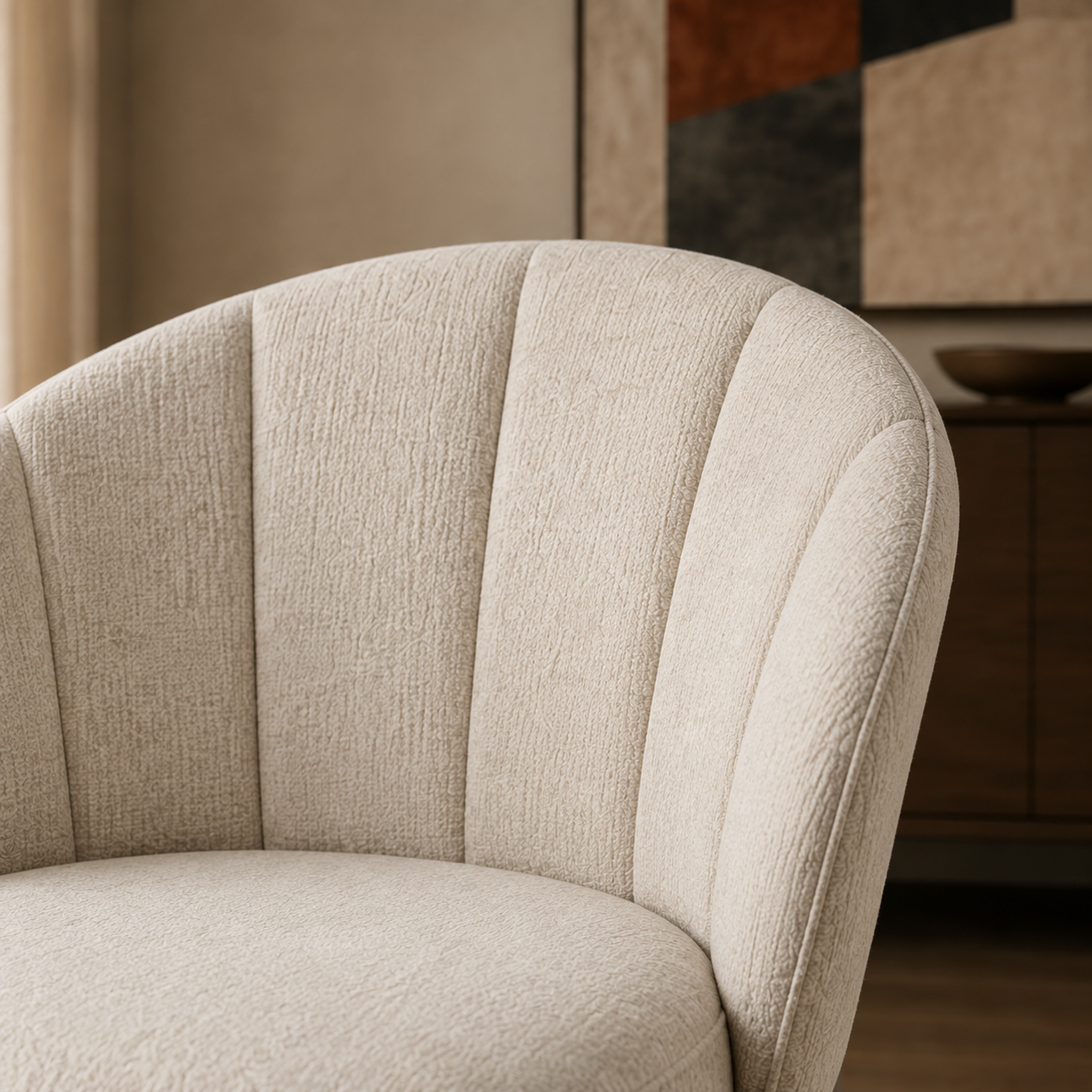 Detalle del respaldo de la silla Dublin con costuras verticales y textura suave de tapizado en chenille gris claro.