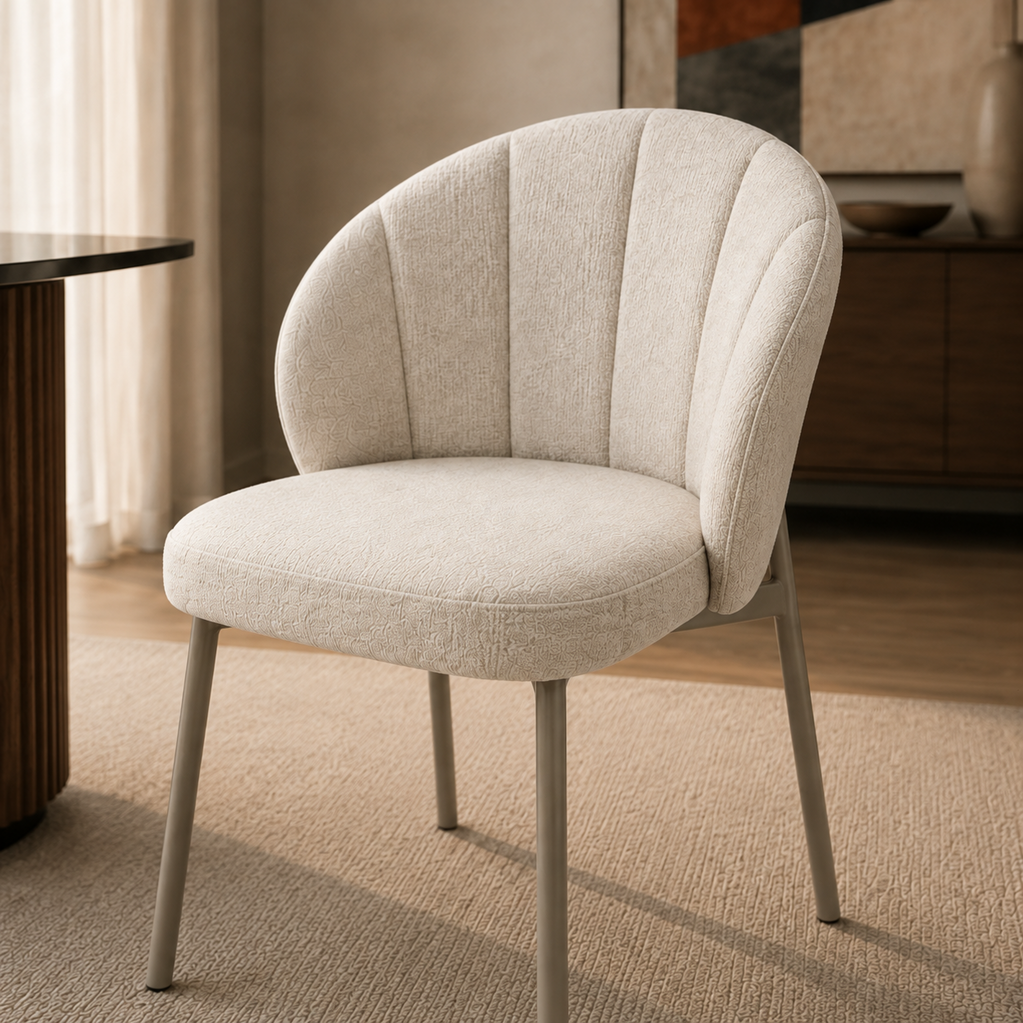 Silla Dublin en chenille gris con patas delgadas color capuccino, vista en ángulo que destaca su forma ergonómica.