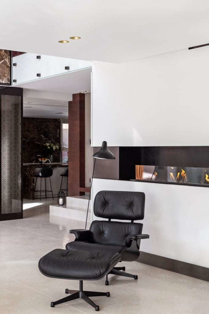 Sillón Lyra Cuero Negro con Ottomano
