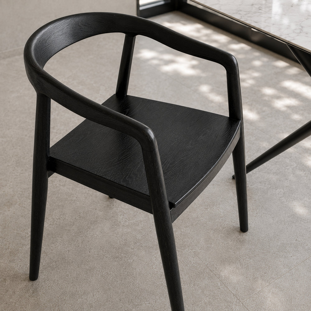 Vista superior de la silla Praga Circle negra que muestra la forma del asiento y la curvatura del respaldo.