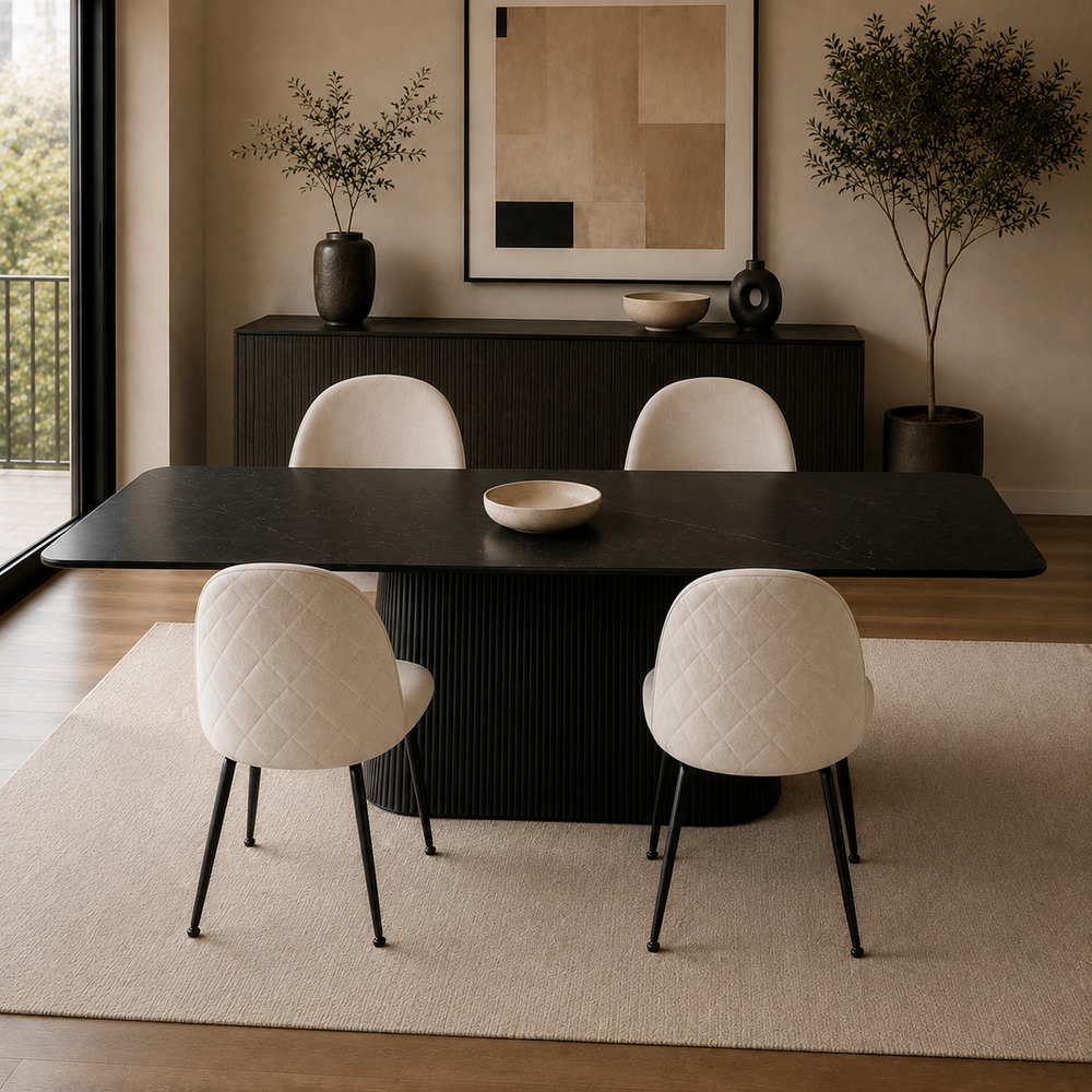 Cuatro sillas Venecia Matelassé Beige dispuestas alrededor de una mesa de comedor negra en un ambiente moderno.