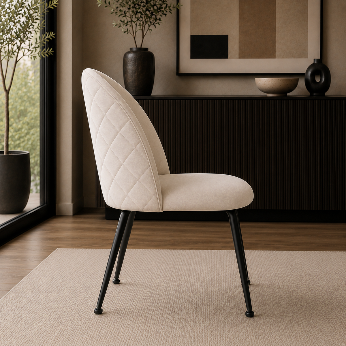 Perfil lateral de la silla Venecia Matelassé Beige, destacando su silueta contemporánea y patas negras.