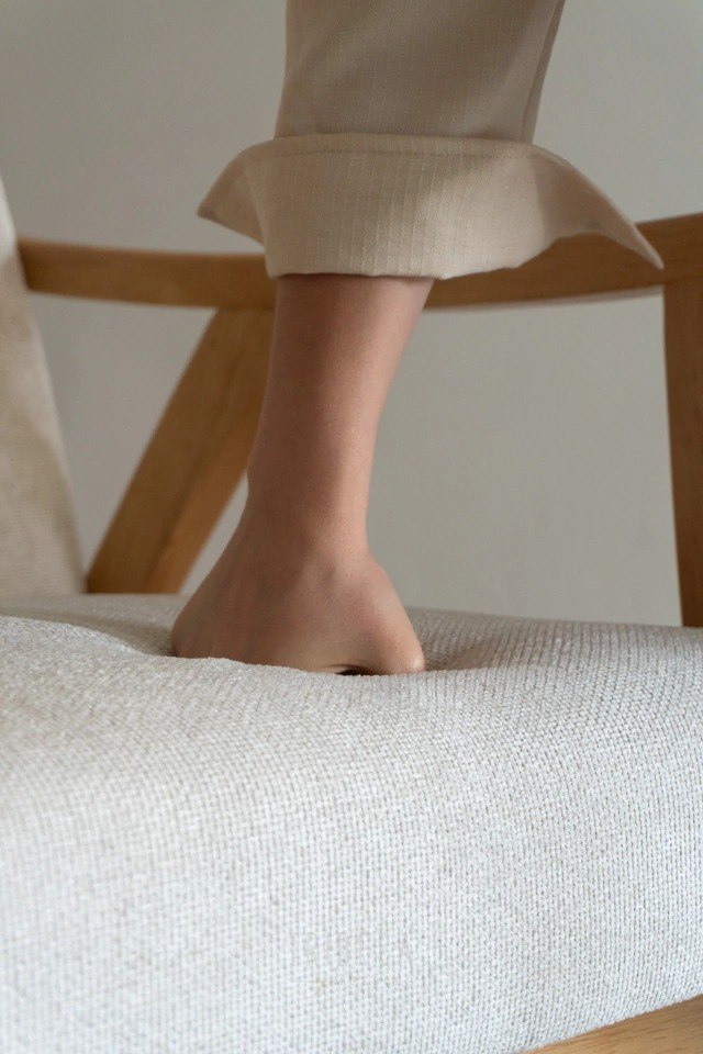 Sillón Laurel Chenille Taupe Base Natural
