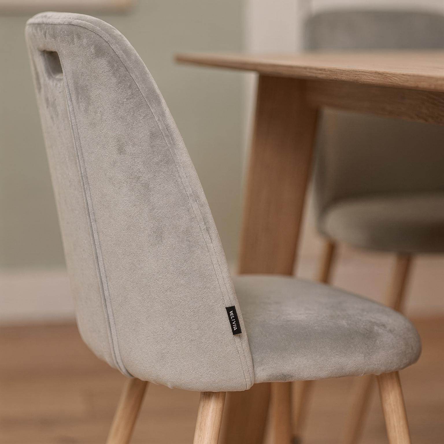 Silla Livia Lisa Gris Claro Pana Base Natural