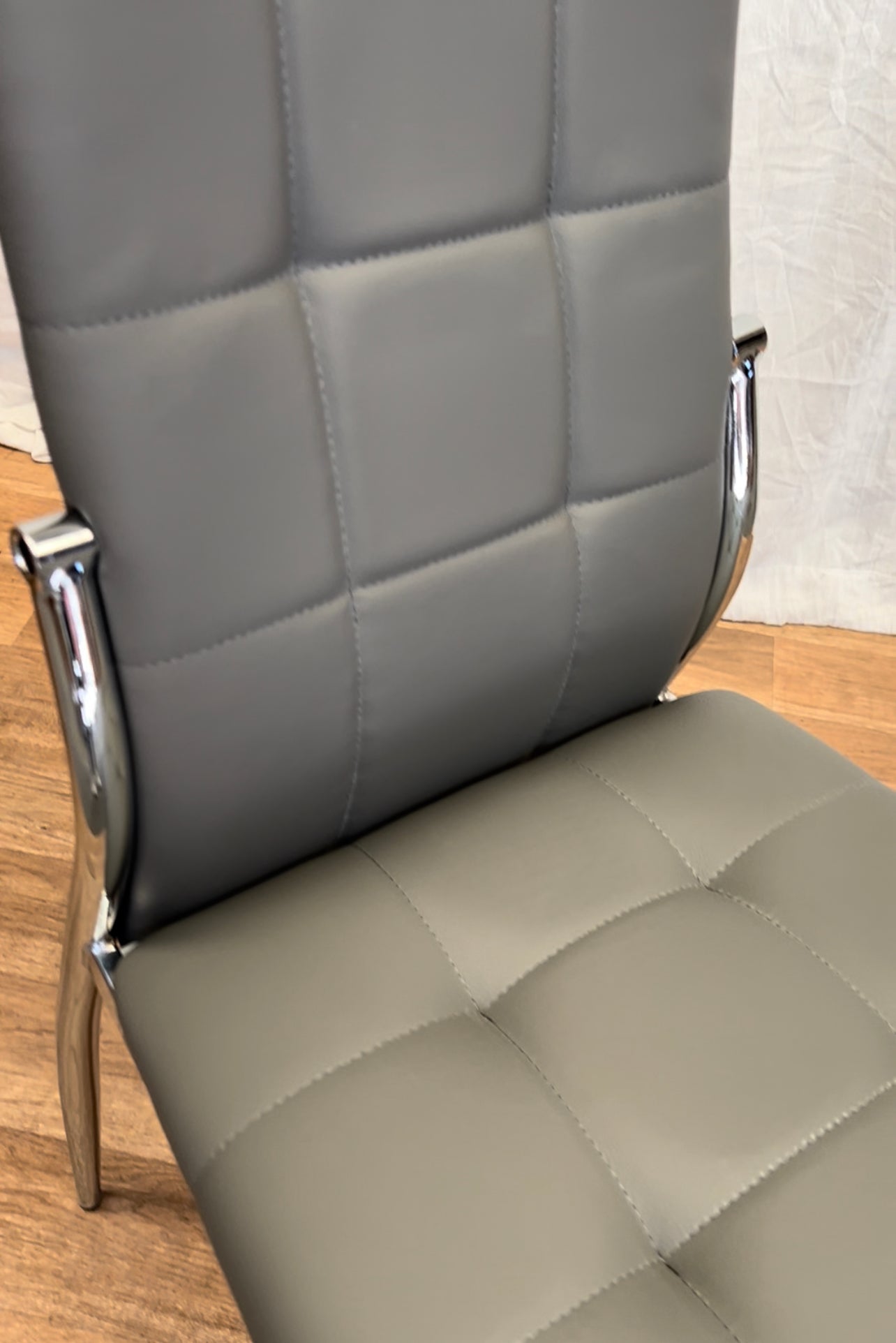 Silla Nova Ecocuero Capitoné Gris Claro