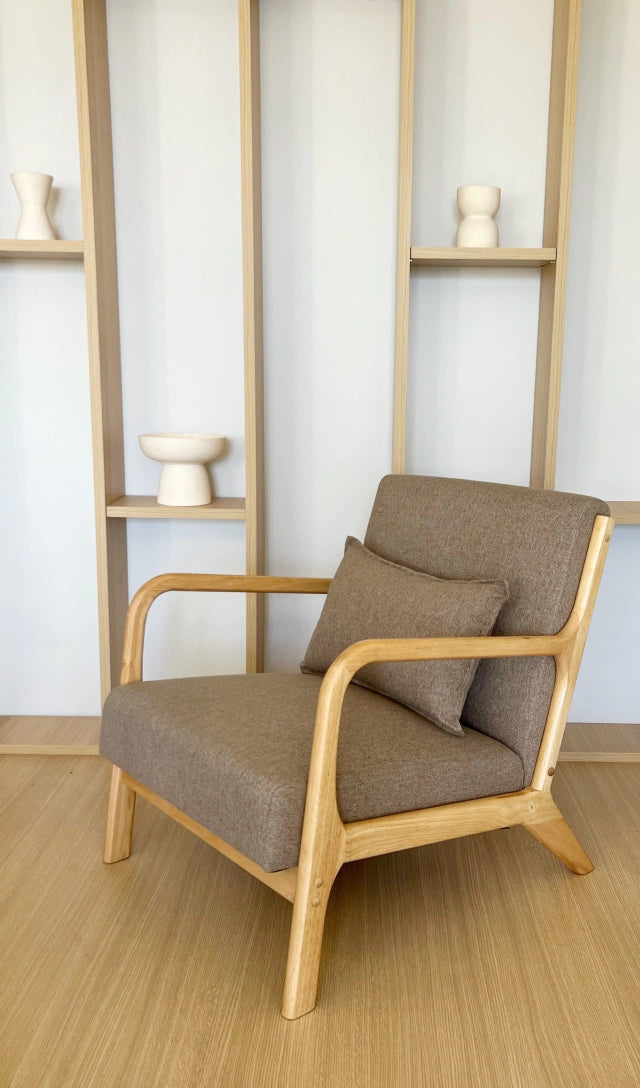 Sillón Olia Taupe Base Natural