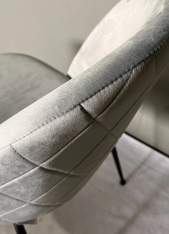 Silla Venecia Matelasse Gris Claro Pana Base Negra