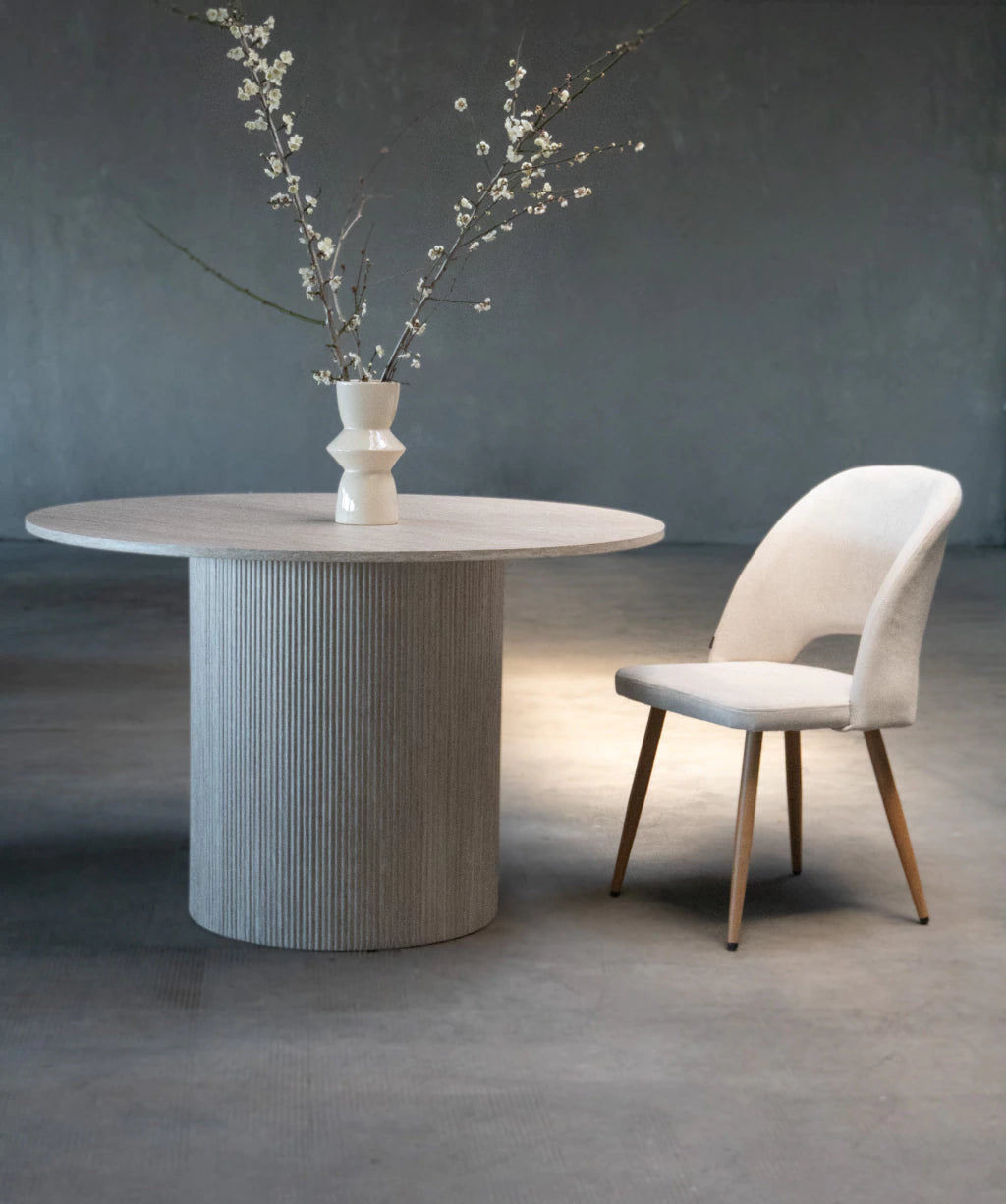 Silla Kendra Gris Claro Chenille Base Natural