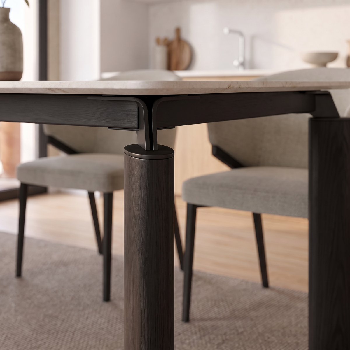 Detalle de la base negra de la mesa Ravello en un conjunto de comedor.