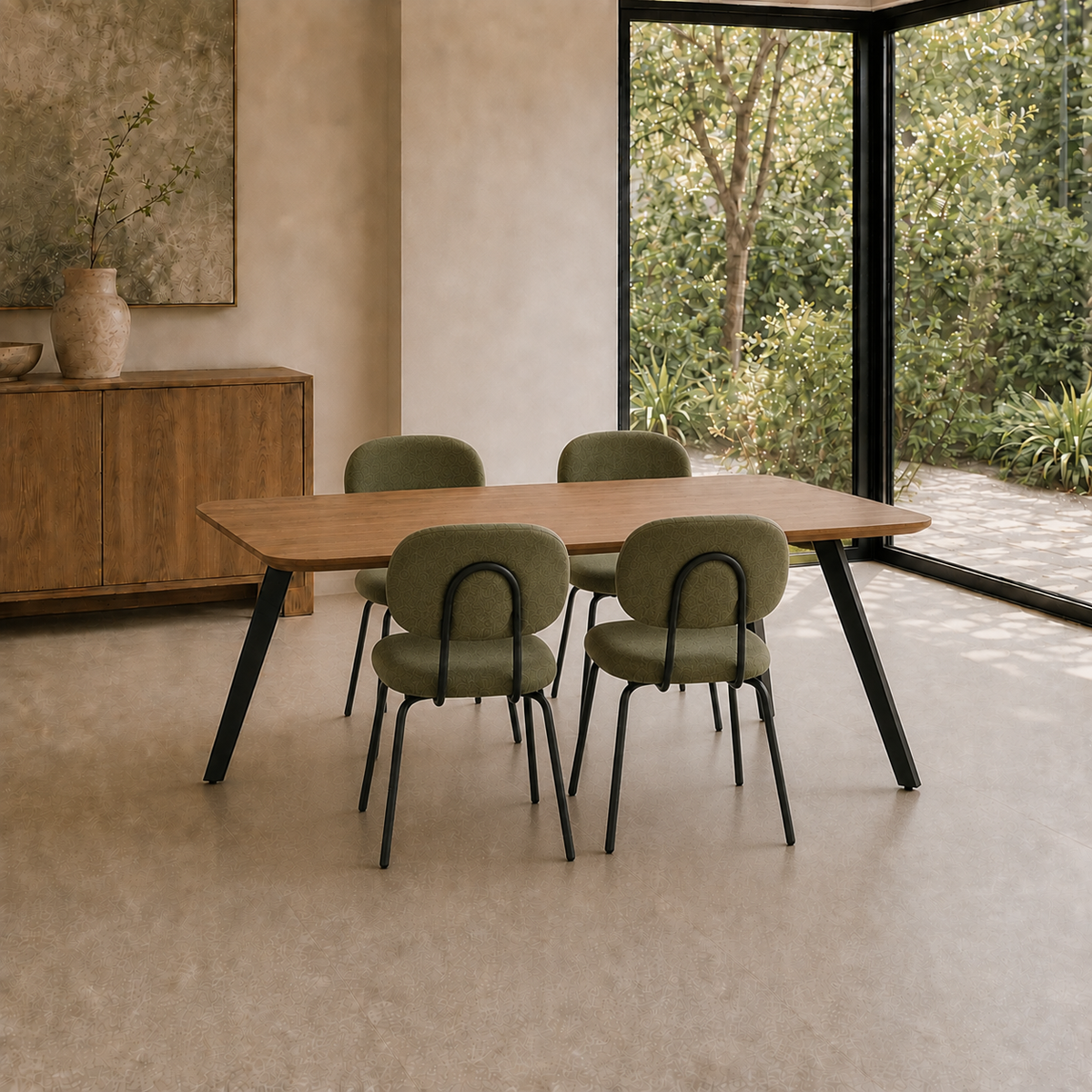 Cuatro sillas Denver verde oliva dispuestas alrededor de una mesa de comedor de madera en un ambiente luminoso.
