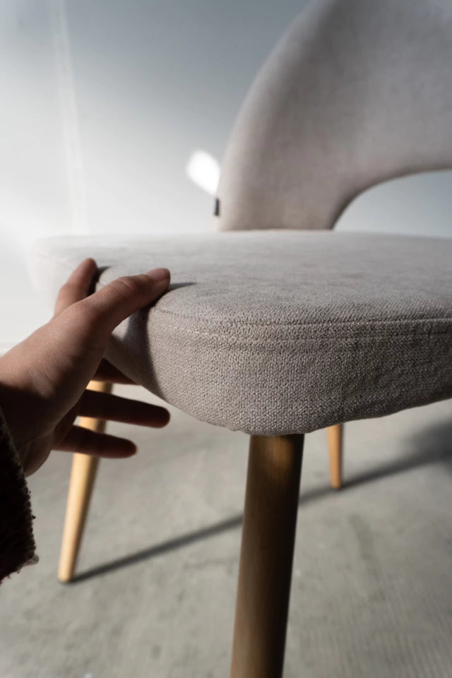 Silla Kendra Chenille Taupe Base Natural