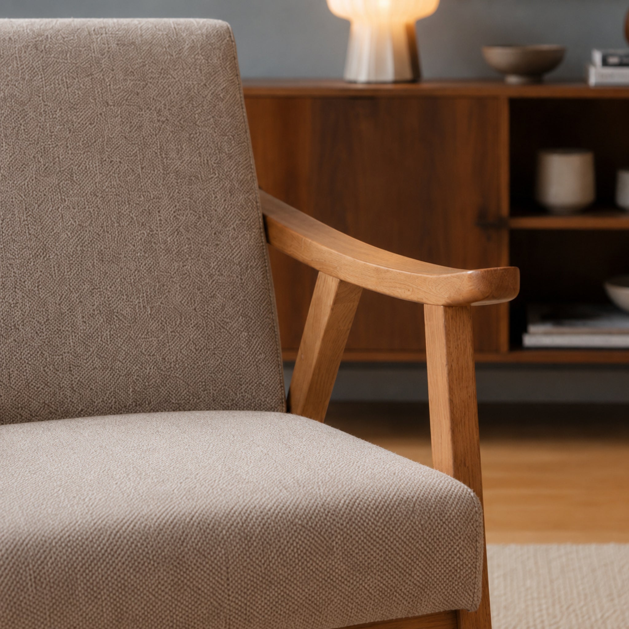Sillón Laurel Chenille Taupe Base Natural