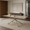 Mesa Moon Base Capuccino rectangular con tapa estilo travertino y base de hierro beige en un ambiente minimalista.
