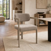 Silla Besaya en chenille gris claro con base capuccino, vista de frente en un living moderno.