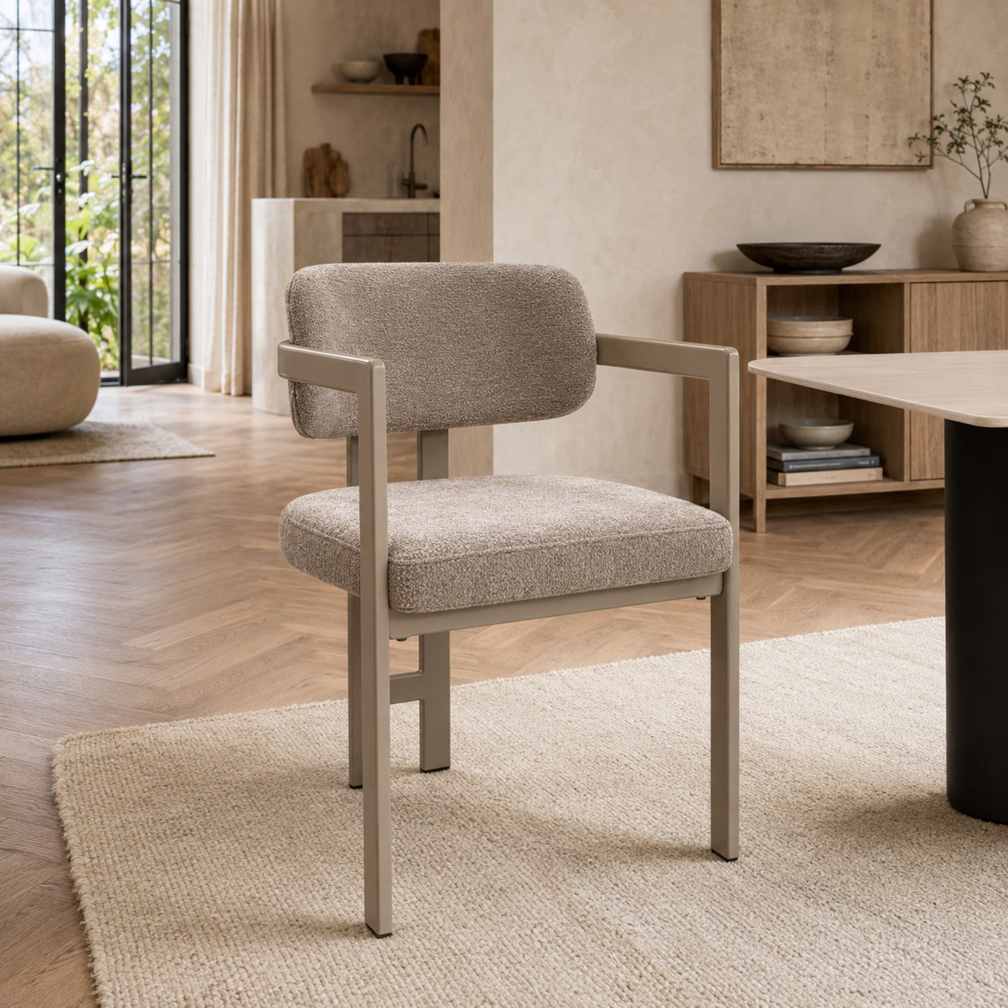 Silla Besaya en chenille gris claro con base capuccino, vista de frente en un living moderno.