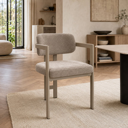 Silla Besaya en chenille gris claro con base capuccino, vista de frente en un living moderno.