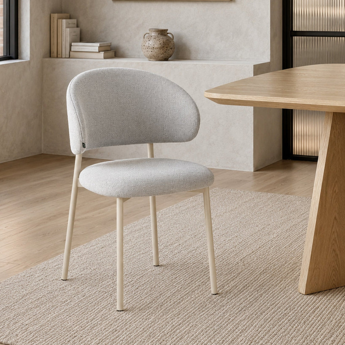 Silla Pragal gris claro con base capuccino en ambiente de comedor junto a una mesa de madera.
