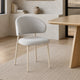 Silla Pragal gris claro con base capuccino en ambiente de comedor junto a una mesa de madera.