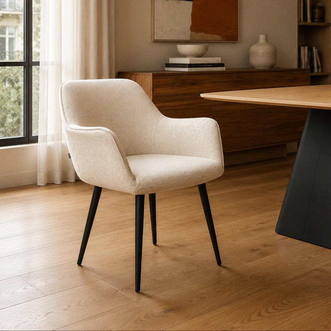 Silla Selene tapizada en chenille beige con patas metálicas negras, vista de frente en tres cuartos.