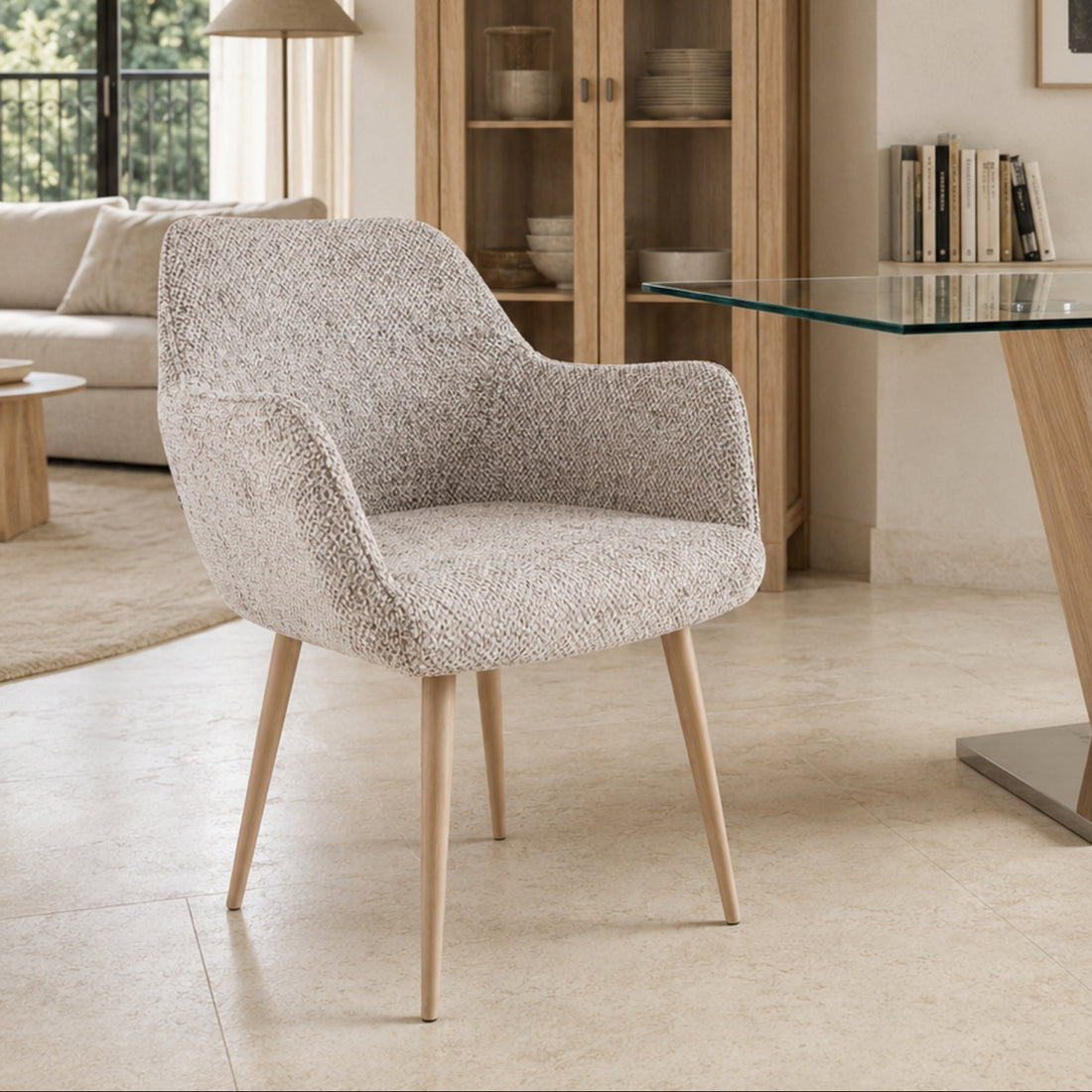 Silla Selene tapizada en chenille gris claro con base capuccino en vista de tres cuartos.