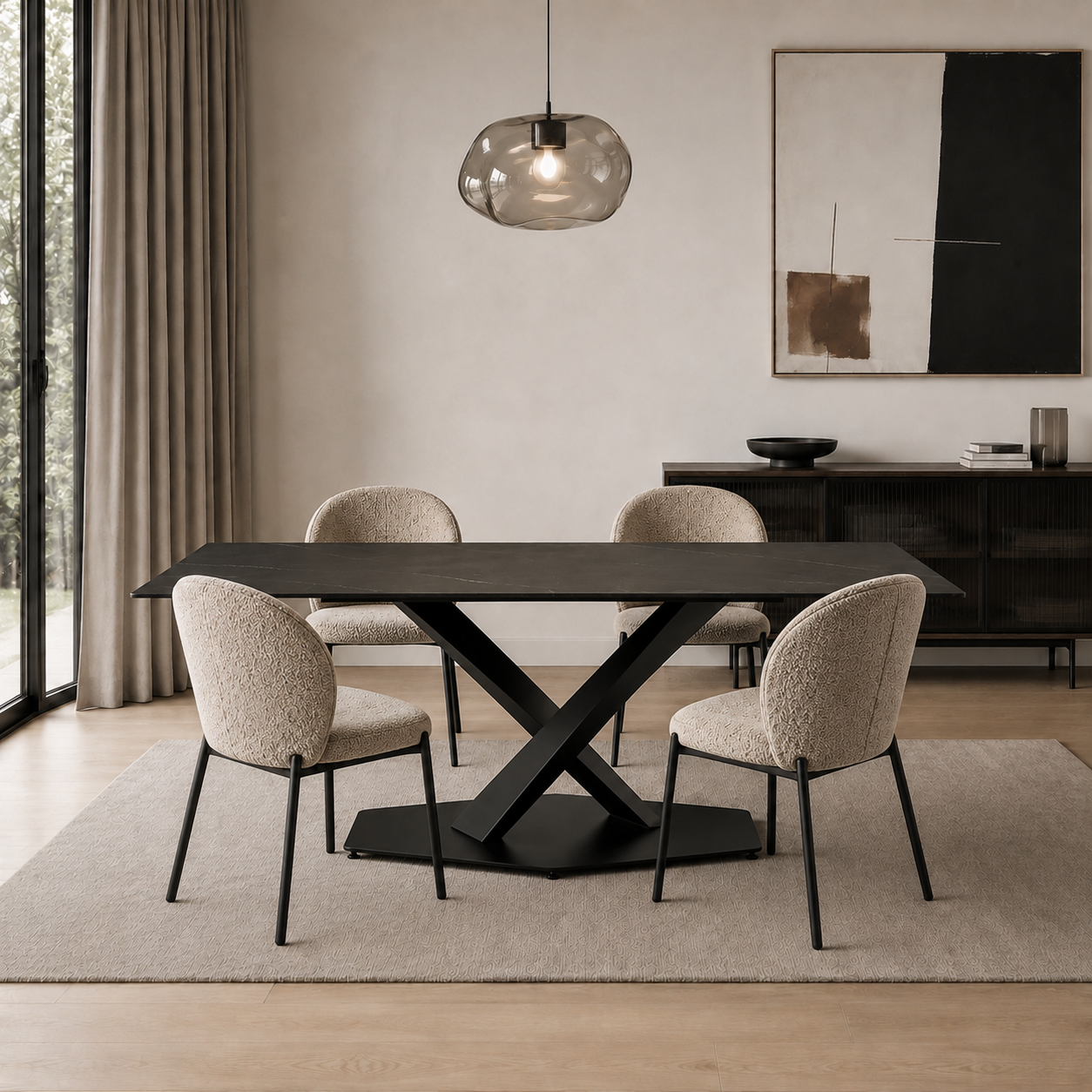 Mesa Cross Black Marquina con base negra en X rodeada por cuatro sillas de textura bouclé en un comedor moderno.