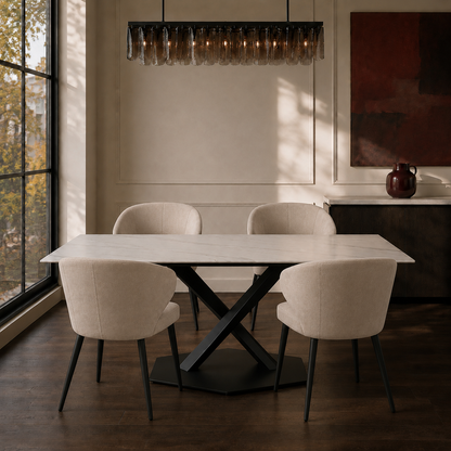Mesa Cross Statuario acompañada por cuatro sillas tapizadas en color beige en un ambiente de comedor.
