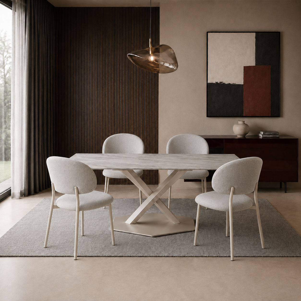 Mesa de comedor Cross con tapa travertino y base capuccino rodeada por cuatro sillas de diseño.