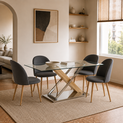 Mesa Calgary de comedor con tapa de vidrio y base natural, rodeada por cuatro sillas tapizadas en color gris oscuro.