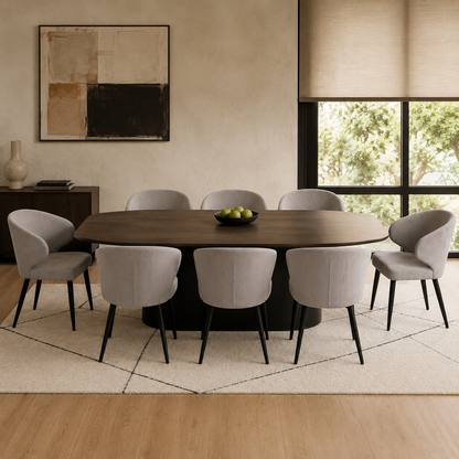 Comedor moderno con ocho sillas Vita gris claro dispuestas alrededor de una mesa ovalada oscura.