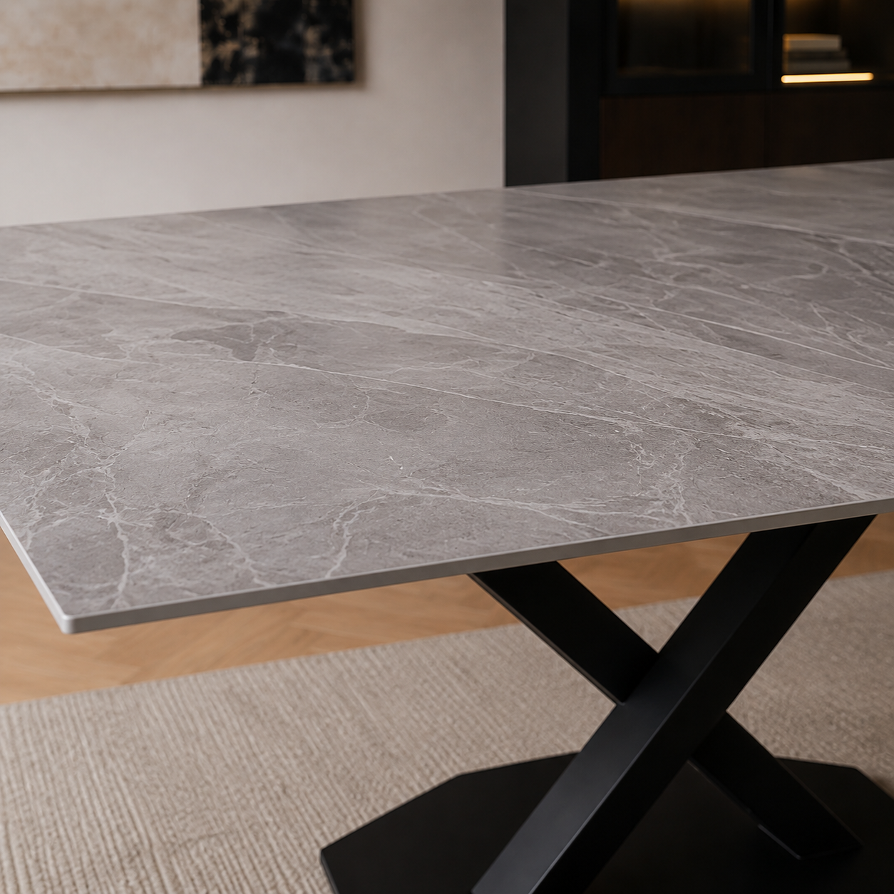 Detalle de la superficie de mármol italiano gris de la mesa Cross, resaltando las vetas naturales y el borde recto.