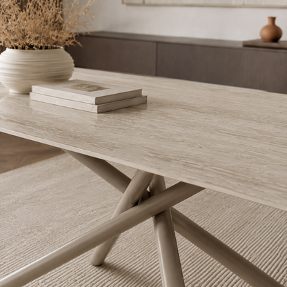Primer plano de la tapa de Neolith estilo travertino y detalle de la unión con la base de hierro de la Mesa Moon.