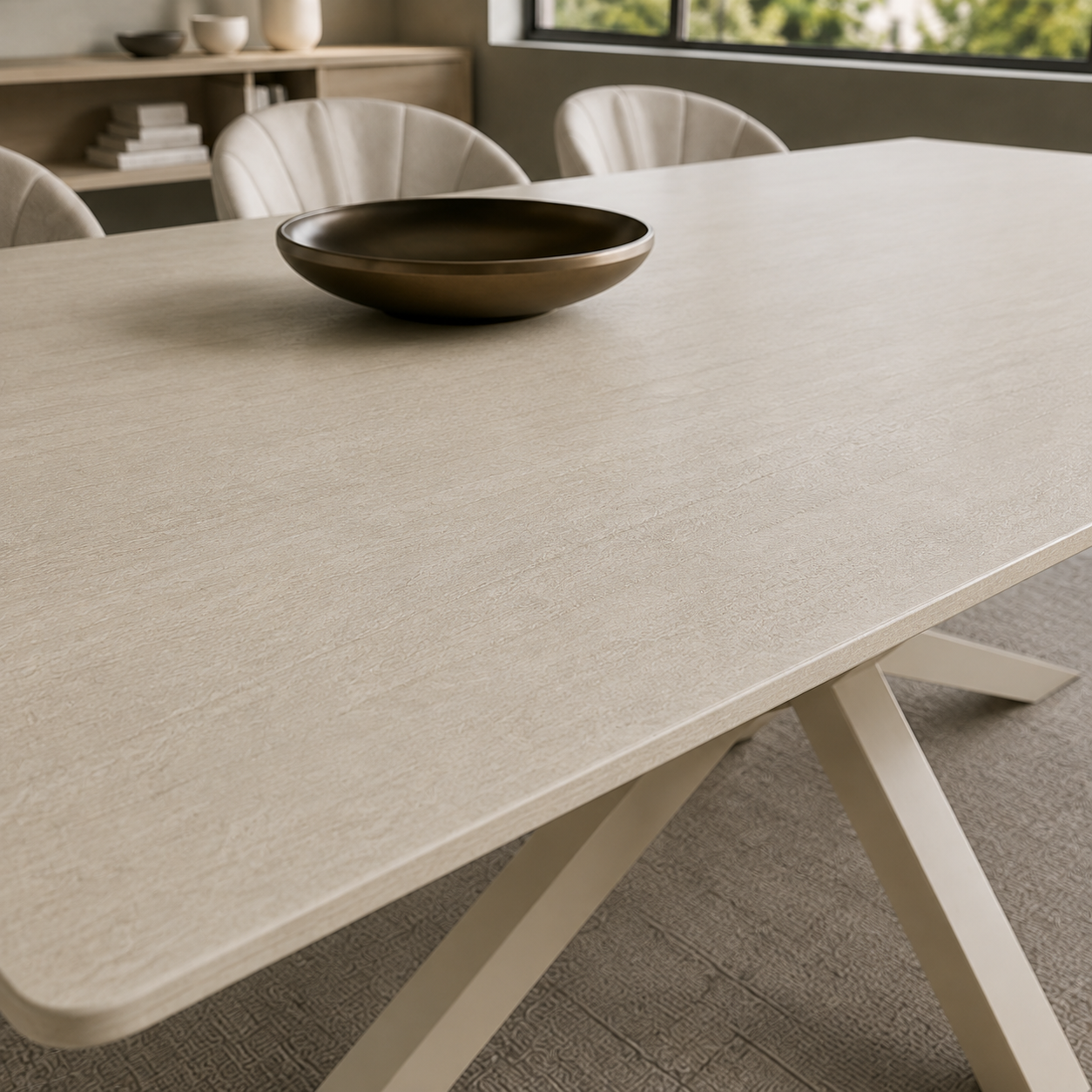 Primer plano de la superficie Neo Travertino de Neolith con veta natural y borde redondeado.