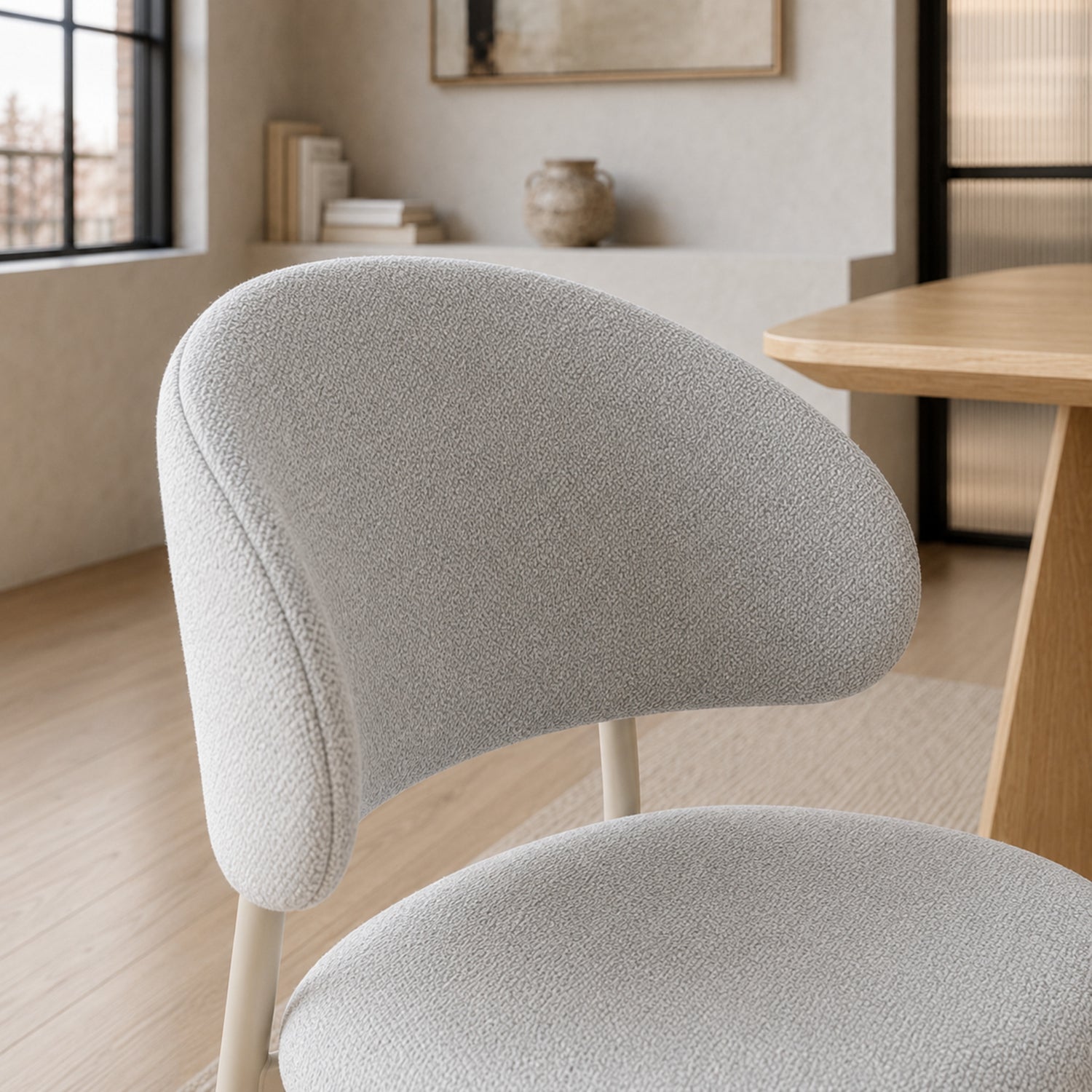Primer plano del tapizado en chenille gris claro de la silla Pragal, mostrando la textura del tejido.