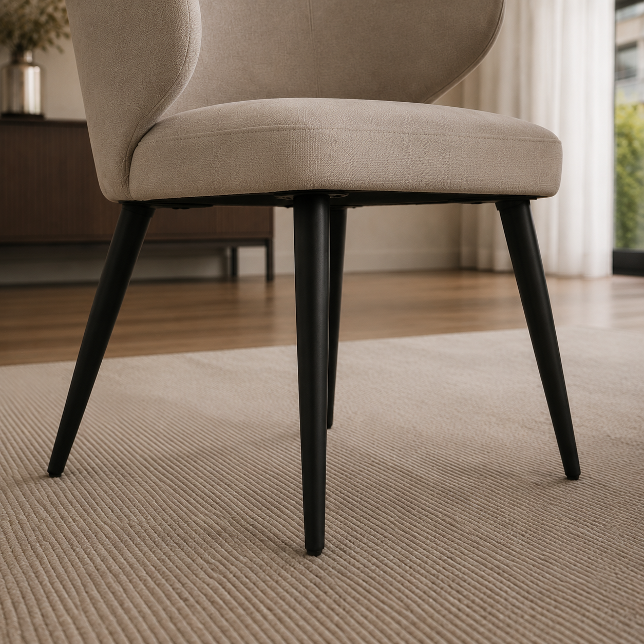Detalle de las patas metálicas negras de la silla Vita, mostrando su diseño cónico y la unión con la base del asiento.