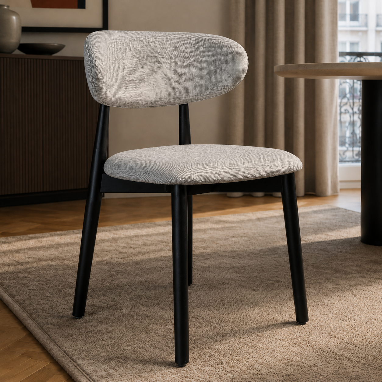 Silla Zuno Deluxe gris claro con patas negras, diseño contemporáneo para living o comedor.