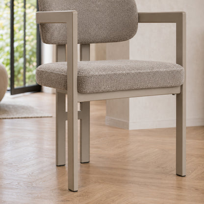 Primer plano de la estructura capuccino y el asiento textil gris claro de la silla Besaya.