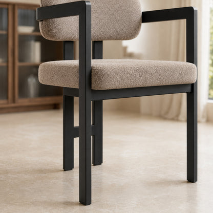Detalle del asiento de la silla Besaya en chenille taupe y la unión con las patas metálicas negras.