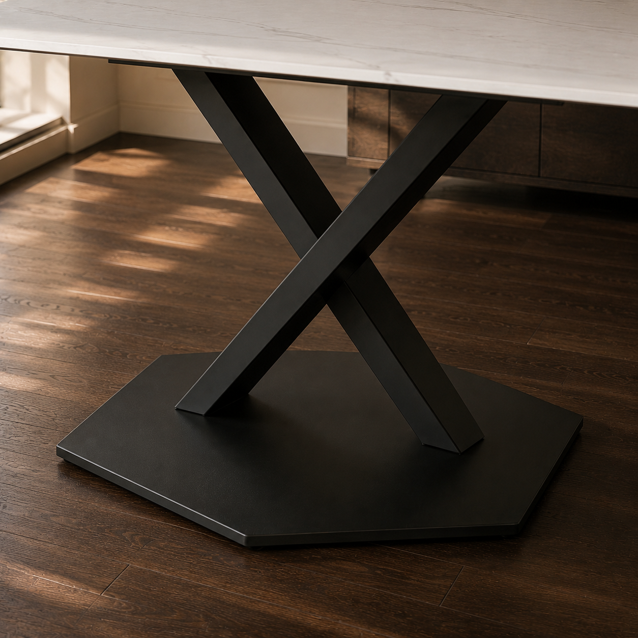 Primer plano de la base negra metálica de la Mesa Cross Statuario con diseño de patas en X y base hexagonal.