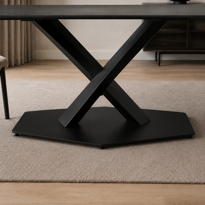Primer plano de la base metálica negra en forma de X y el apoyo hexagonal de la mesa Cross Black Marquina.