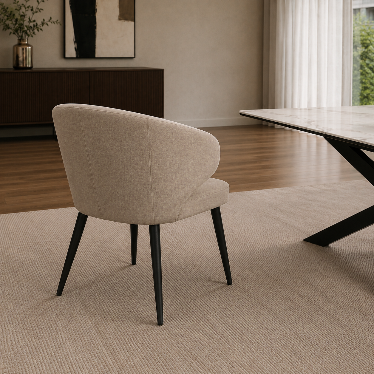 Vista posterior de la silla Vita tapizada en taupe, mostrando la continuidad del diseño curvo y la estructura de las patas negras.