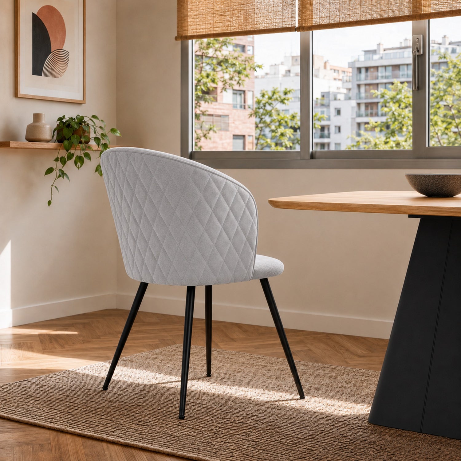 Parte posterior de la silla Jade en pana gris claro con costuras decorativas en forma de rombos y base negra.