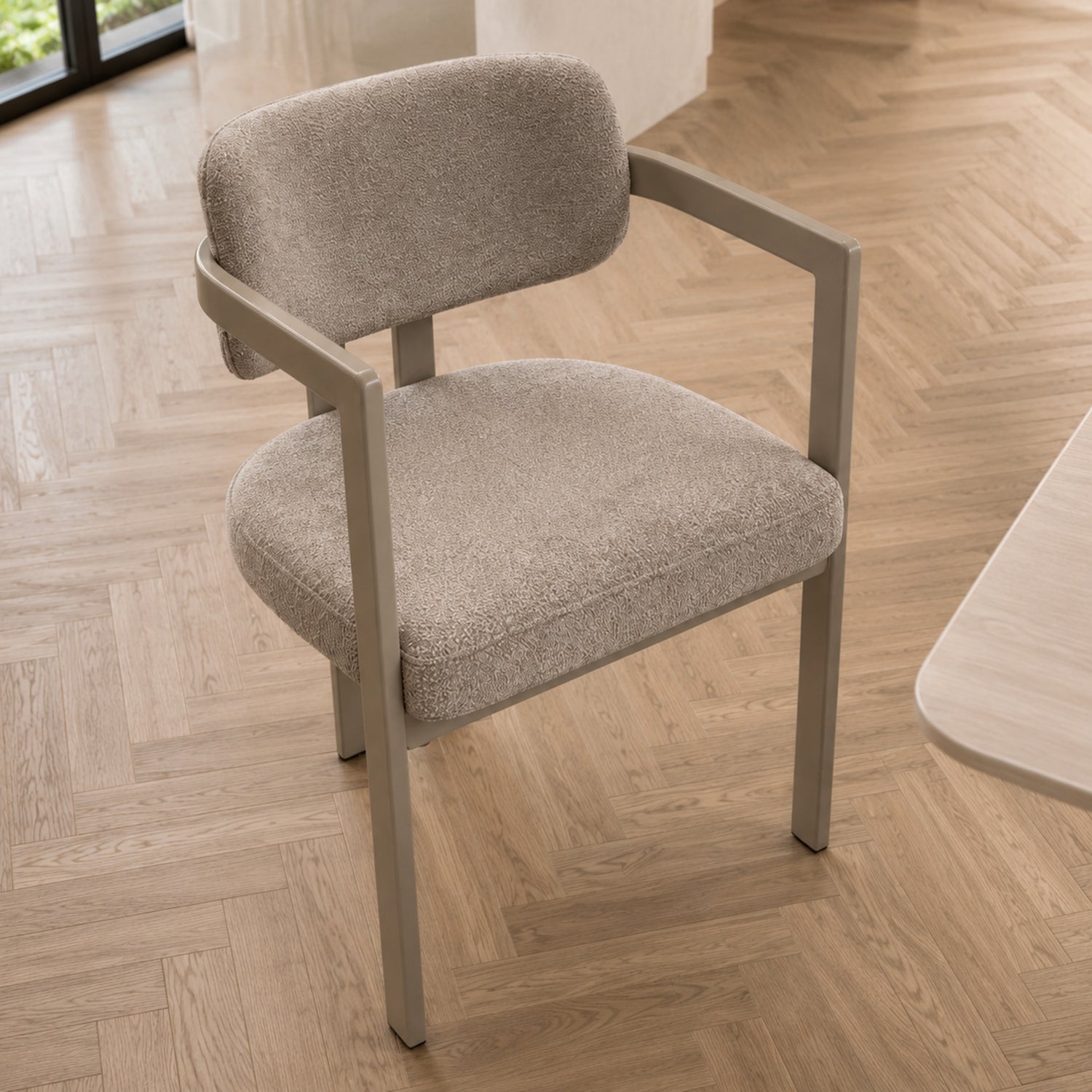 Silla Besaya gris claro con base capuccino, vista superior que resalta el diseño del asiento.