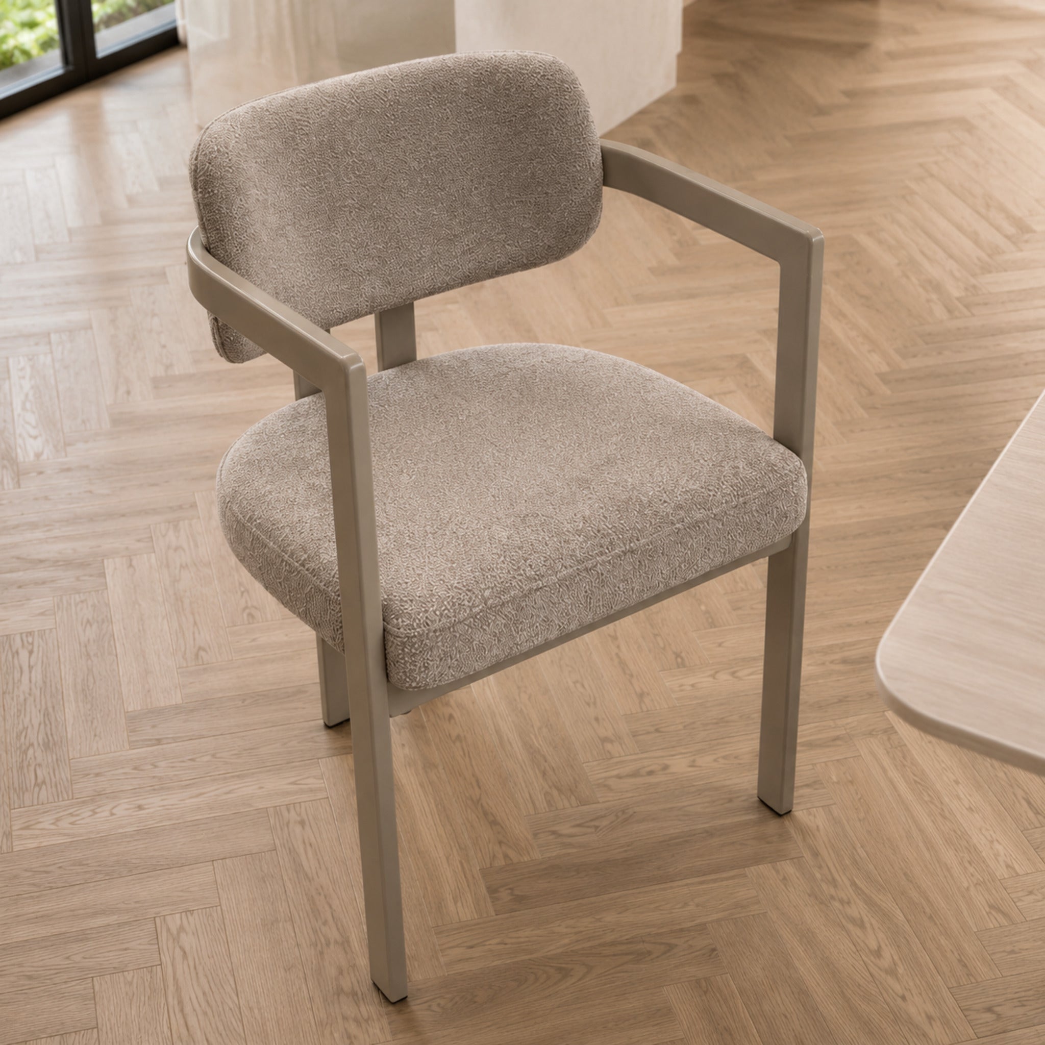 Silla Besaya gris claro con base capuccino, vista superior que resalta el diseño del asiento.